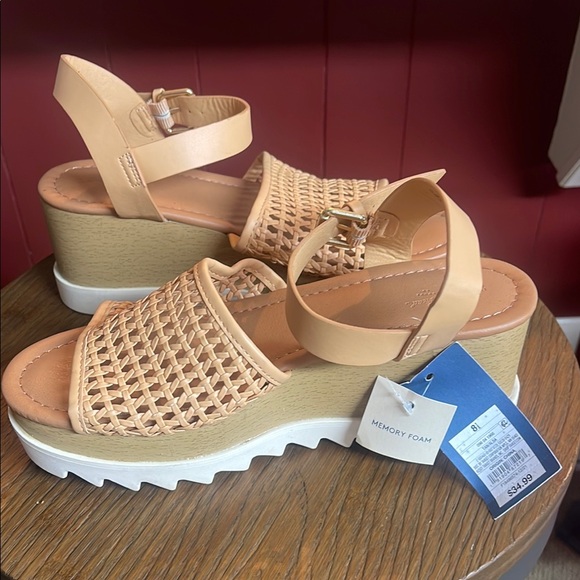 Universal Thread Tan and White Wedge Sandals - Picture 8 of 9